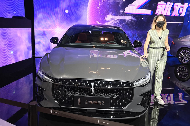 Chưa hết, mẫu sedan hạng sang này còn có hệ thống thông tin giải trí SYNC+ dành riêng cho thị trường Trung Quốc. Nhờ đó, xe có tính năng nâng cấp phần mềm qua Wi-Fi. Đặc biệt, hệ thống SYNC+ còn mang đến tính năng có tên “Future Letter", cho phép chủ xe thay đổi nội dung trên màn hình và đặt lịch để nó hiển thị cho hành khách xem vào thời điểm mong muốn.