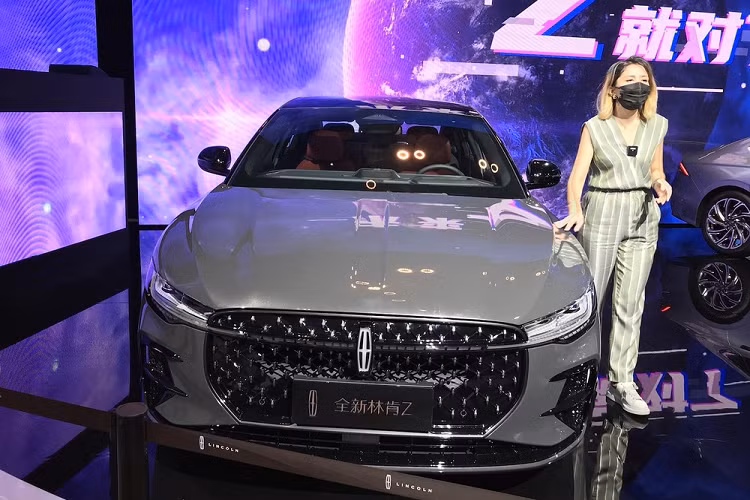 Chưa hết, mẫu sedan hạng sang này còn có hệ thống thông tin giải trí SYNC+ dành riêng cho thị trường Trung Quốc. Nhờ đó, xe có tính năng nâng cấp phần mềm qua Wi-Fi. Đặc biệt, hệ thống SYNC+ còn mang đến tính năng có tên “Future Letter", cho phép chủ xe thay đổi nội dung trên màn hình và đặt lịch để nó hiển thị cho hành khách xem vào thời điểm mong muốn.