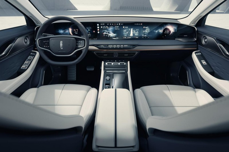 Tương tự đầu xe, đuôi xe của Lincoln Zephyr 2022 cũng đi kèm dải đèn vắt ngang, được hãng gọi là "hiệu ứng 3D lơ lửng". Nằm giữa cụm đèn hậu LED ấn tượng này là tem chữ nổi "Lincoln". Thêm vào đó là bộ khuếch tán gió hầm hố ở cản sau. Tuy nhiên, thiết kế đuôi xe của Lincoln Zephyr 2022 lại bị đánh giá là giống với Audi A7 và Skoda Octavia.