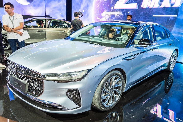 Tại triển lãm Ô tô Quảng Châu 2021 hiện đang diễn ra tại Trung Quốc, thương hiệu xe sang Lincoln của Ford đã chính thức trình làng mẫu sedan mới mang tên Zephyr. Đây chính là phiên bản thương mại của mẫu xe concept Lincoln Zephyr Reflection từng ra mắt trong triển lãm Ô tô Thượng Hải 2021. Đồng thời, Lincoln Zephyr 2022 mới cũng là mẫu xe sản xuất tại Trung Quốc đầu tiên của thương hiệu Lincoln.