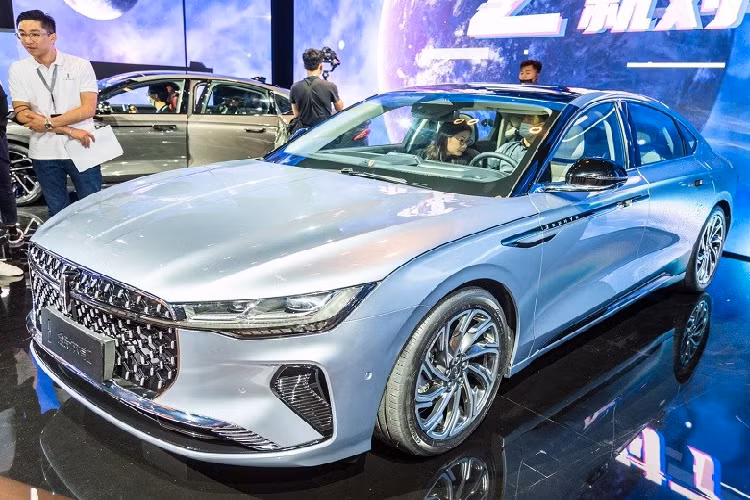 Tại triển lãm Ô tô Quảng Châu 2021 hiện đang diễn ra tại Trung Quốc, thương hiệu xe sang Lincoln của Ford đã chính thức trình làng mẫu sedan mới mang tên Zephyr. Đây chính là phiên bản thương mại của mẫu xe concept Lincoln Zephyr Reflection từng ra mắt trong triển lãm Ô tô Thượng Hải 2021. Đồng thời, Lincoln Zephyr 2022 mới cũng là mẫu xe sản xuất tại Trung Quốc đầu tiên của thương hiệu Lincoln.