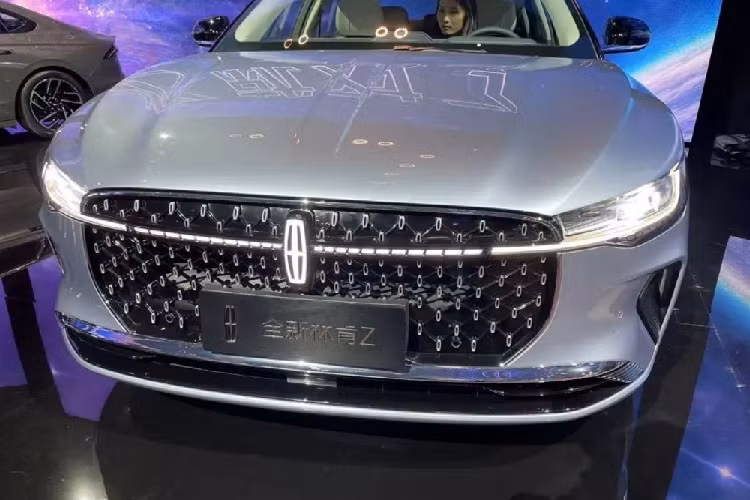 Dùng chung cơ sở gầm bệ với Ford Mondeo mới, Zephyr mang trên mình ngôn ngữ thiết kế “Quiet Flight” của thương hiệu Lincoln. Trên đầu xe, mẫu sedan hạng sang này được trang bị lưới tản nhiệt cỡ lớn, chia đôi bằng dải đèn LED định vị ban ngày nằm ngang, nối với logo phát sáng của hãng Lincoln ở giữa. Dải đèn này tiếp tục kéo dài sang hai bên và ăn sâu vào bên trong cụm đèn pha LED. Bên dưới nữa là 2 khe gió khá lớn và cánh lướt gió trước.