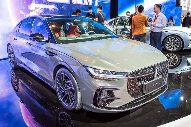 Để đảm bảo an toàn cho người dùng, Lincoln Zephyr 2022 còn có hệ thống Co-Pilot 360 2.0 và Lincoln ActiveGlide, cho phép xe tự động lái ở cấp độ 2. Đáng tiếc là Lincoln Zephyr 2022 chỉ dành riêng cho thị trường Trung Quốc. Giá xe Lincoln Zephyr 2022 tại thị trường tỷ dân này dao động từ 255.000 - 342.000 Nhân dân tệ (khoảng 892,5 triệu đến 1,19 tỷ đồng) cho 7 phiên bản.