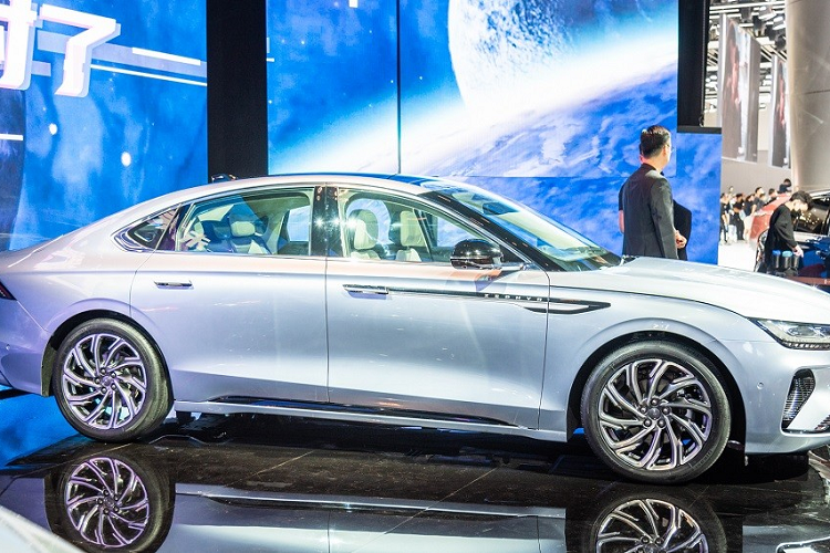 Theo hãng Lincoln, Zephyr là mẫu xe sang xóa mờ ranh giới giữa sedan cỡ trung và cỡ lớn. Nguyên nhân là do mẫu xe này sở hữu chiều dài 4.982 mm, chiều rộng 1.865 mm, chiều cao 1.485 mm và chiều dài cơ sở 2.930 mm. Với chiều dài cơ sở này, Lincoln Zephyr 2022 hạng sang hứa hẹn sẽ mang đến không gian nội thất rộng rãi cho người dùng, nhất là hành khách ngồi trên ghế sau.