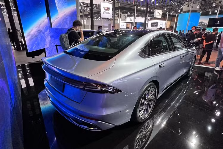 Màn hình của Lincoln Zephyr 2022 có 3 chế độ hoạt động là Solo, Co-pilot và Individual. Nhờ đó, người dùng có thể chọn chế độ xem toàn màn hình hoặc chia thành các màn hình nhỏ. Bên cạnh đó là hệ thống tương tác giữa người và máy tính Constellation, mang đến tính năng ra lệnh bằng cử chỉ cũng như giọng nói.