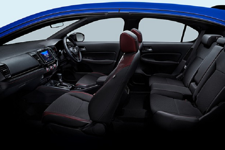 Trong khi đó, mức tiêu thụ nhiên liệu trung bình của Honda City phiên bản sedan dùng hệ truyền động tương tự là 3,59 lít/100 km. Ngoài hệ truyền động, Honda City Hatchback e:HEV RS 2021 còn có một số điểm nhấn khác biệt về thiết kế và trang bị so với bản dùng máy xăng thông thường như logo màu xanh của nhà sản xuất, phanh đĩa ở bánh sau, đèn pha tự động cũng như bộ dụng cụ sửa lốp.