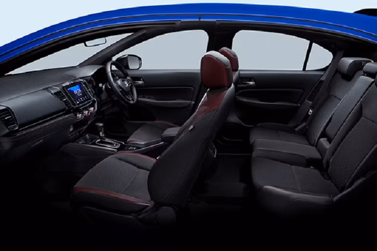 Trong khi đó, mức tiêu thụ nhiên liệu trung bình của Honda City phiên bản sedan dùng hệ truyền động tương tự là 3,59 lít/100 km. Ngoài hệ truyền động, Honda City Hatchback e:HEV RS 2021 còn có một số điểm nhấn khác biệt về thiết kế và trang bị so với bản dùng máy xăng thông thường như logo màu xanh của nhà sản xuất, phanh đĩa ở bánh sau, đèn pha tự động cũng như bộ dụng cụ sửa lốp.