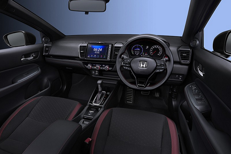 Chỉ dành cho bản RS cao cấp nhất của dòng Honda City Hatchback 2021 tại Thái Lan, hệ truyền động này bao gồm máy xăng Atkinson Cycle 4 xi-lanh, dung tích 1.5L với công suất tối đa 98 mã lực và mô-men xoắn cực đại 127 Nm. Động cơ này kết hợp với mô-tơ điện mạnh 109 mã lực và 253 Nm. Ngoài ra, động cơ xăng còn tích hợp với 1 mô-tơ điện khác đóng vai trò như máy phát điện và bộ đề.