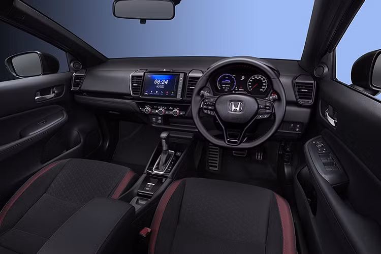 Chỉ dành cho bản RS cao cấp nhất của dòng Honda City Hatchback 2021 tại Thái Lan, hệ truyền động này bao gồm máy xăng Atkinson Cycle 4 xi-lanh, dung tích 1.5L với công suất tối đa 98 mã lực và mô-men xoắn cực đại 127 Nm. Động cơ này kết hợp với mô-tơ điện mạnh 109 mã lực và 253 Nm. Ngoài ra, động cơ xăng còn tích hợp với 1 mô-tơ điện khác đóng vai trò như máy phát điện và bộ đề.