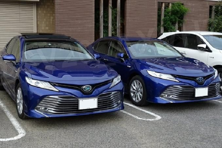 Tại Nhật Bản, giá xe Daihatsu Altis 2022 được phân phối với hai biến thể bán ra từ 4.053.000 Yên (khoảng 879,8 triệu đồng) cho bản G 2WD, đắt hơn so với giá khởi điểm 3.485.000 Yên (khoảng 756,5 triệu đồng) của Camry. Nguyên nhân có thể là vì Daihatsu Altis sở hữu bộ công nghệ an toàn ADAS toàn diện hơn ngay từ bản cơ sở.