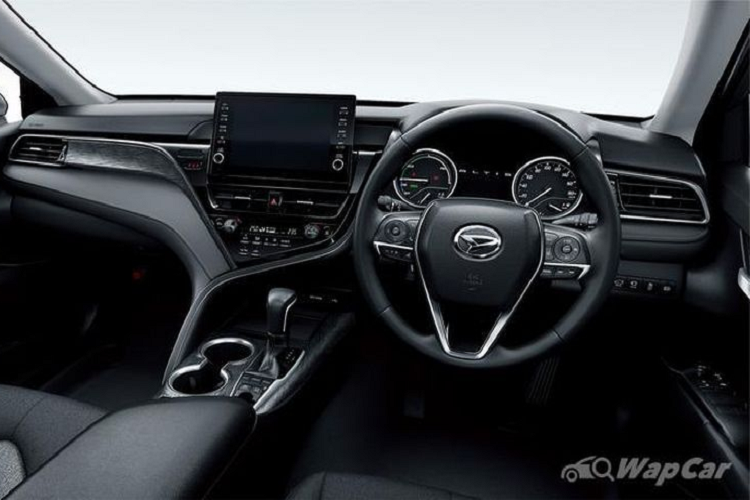 Daihatsu Altis được trang bị hệ thống xăng điện 2.5L cho tổng công suất 209 mã lực, kết hợp với hệ dẫn động 4 bánh toàn thời gian E-Four giúp sản sinh công suất lên tới 216 mã lực. Bên cạnh hệ truyền động, Altis cũng sở hữu bộ công nghệ an toàn chủ động Toyota Safety Sense như Camry, bao gồm tính năng hỗ trợ định tâm làn đường và hệ thống phản hồi lỗi người lái.