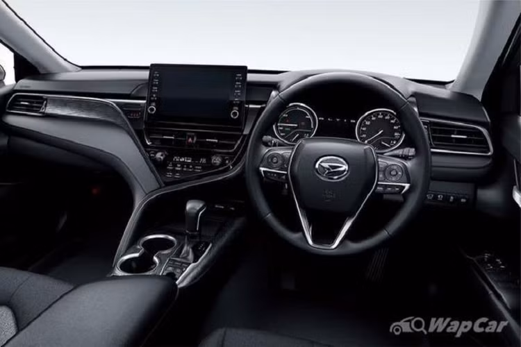 Daihatsu Altis được trang bị hệ thống xăng điện 2.5L cho tổng công suất 209 mã lực, kết hợp với hệ dẫn động 4 bánh toàn thời gian E-Four giúp sản sinh công suất lên tới 216 mã lực. Bên cạnh hệ truyền động, Altis cũng sở hữu bộ công nghệ an toàn chủ động Toyota Safety Sense như Camry, bao gồm tính năng hỗ trợ định tâm làn đường và hệ thống phản hồi lỗi người lái.