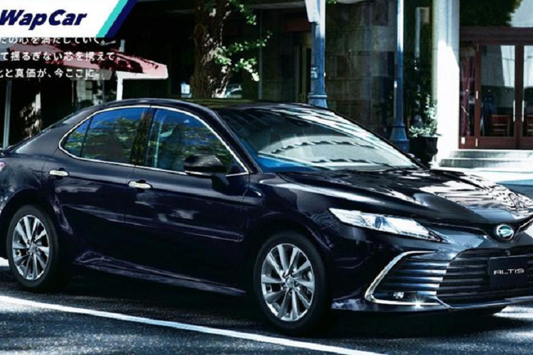 Tuy nhiên, trường hợp gây chú ý nhất là Toyota Camry cải tiến thành Daihatsu Altis 2022 mới và cả hai mẫu xe này đều được bán ở thị trường Nhật Bản. Dùng chung tên với Toyota Corolla Altis, nhưng Daihatsu Altis lại được phát triển trên Toyota Camry từ năm 2000.