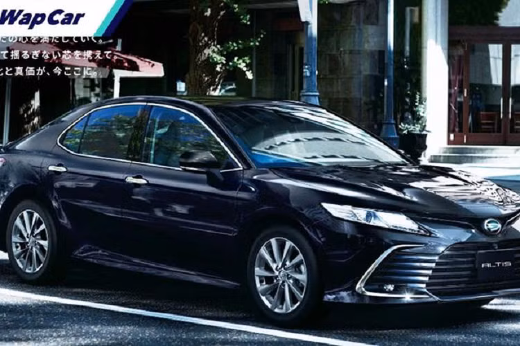 Tuy nhiên, trường hợp gây chú ý nhất là Toyota Camry cải tiến thành Daihatsu Altis 2022 mới và cả hai mẫu xe này đều được bán ở thị trường Nhật Bản. Dùng chung tên với Toyota Corolla Altis, nhưng Daihatsu Altis lại được phát triển trên Toyota Camry từ năm 2000.