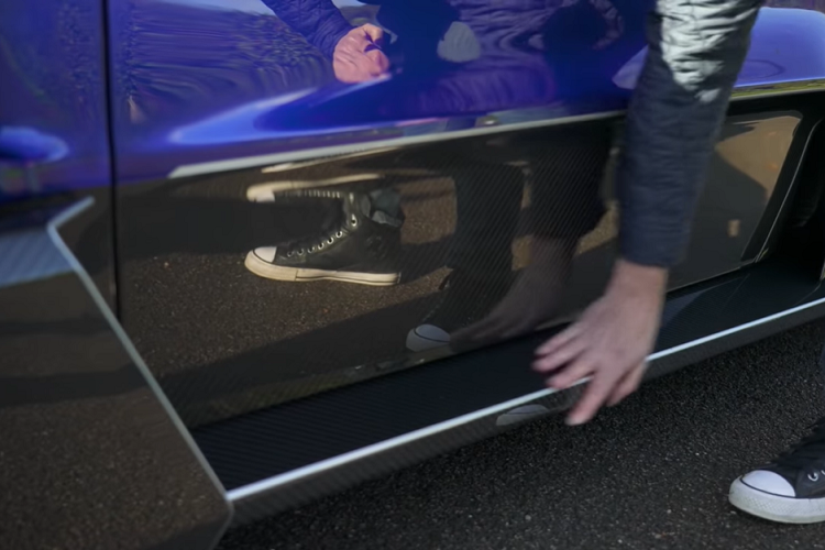 Bên cạnh việc là một món “vũ khí hủy diệt” trên đường đua lẫn đường phố công cộng, tính năng nổi bật nhất ở Zenvo TSR-S là thiết kế của nó. Siêu xe này có trang bị rất nhiều phụ tùng khí động học, nhưng chúng không phải chỉ để cho dữ dằn mà là có phục vụ mục đích cụ thể. Tất cả những tấm chẻ gió, cánh gió, và hốc gió đó đều được thiết kế để giúp xe có thể lao đi như điện xẹt trên đường.