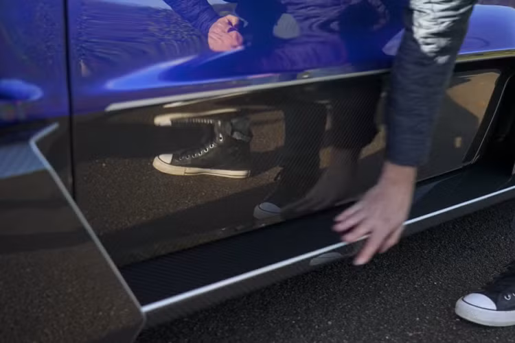 Bên cạnh việc là một món “vũ khí hủy diệt” trên đường đua lẫn đường phố công cộng, tính năng nổi bật nhất ở Zenvo TSR-S là thiết kế của nó. Siêu xe này có trang bị rất nhiều phụ tùng khí động học, nhưng chúng không phải chỉ để cho dữ dằn mà là có phục vụ mục đích cụ thể. Tất cả những tấm chẻ gió, cánh gió, và hốc gió đó đều được thiết kế để giúp xe có thể lao đi như điện xẹt trên đường.