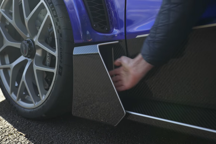 Zenvo TSR-S có trang bị động cơ siêu nạp kép V8 dung tích 5.8 lít, sản sinh 1.200 mã lực. Con số này là đủ để khiến một chiếc Bugatti Chiron phải “toát mồ hôi” trong một cuộc đọ sức trên đường đua. Siêu xe quý hiếm này cũng sử dụng thiết lập dẫn động cầu sau với một hộp số sàn tuần tự ly hợp đơn với hệ thống kiểu xe đua. Nhà sản xuất Đan Mạch tuyên bố Zenvo TSR-S có thể gia tốc từ 0-100 km/h trong chỉ 2,8 giây, nhanh ngang ngửa McLaren Senna.