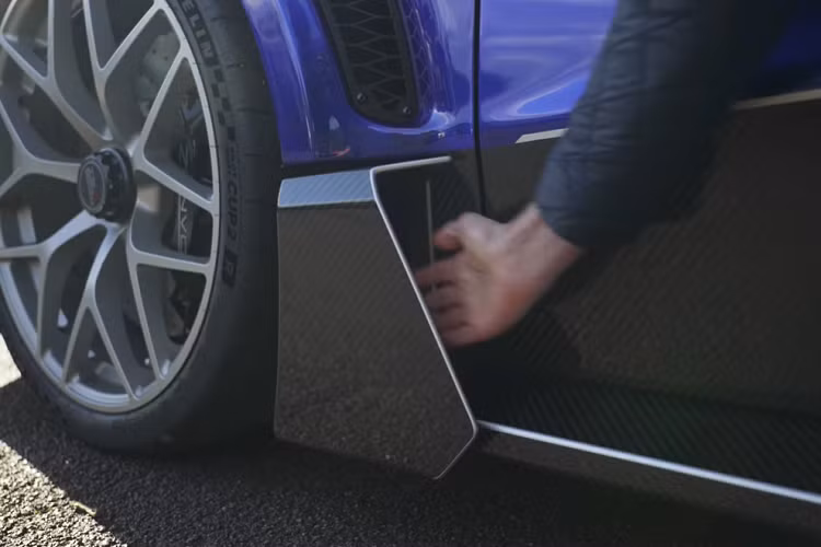 Zenvo TSR-S có trang bị động cơ siêu nạp kép V8 dung tích 5.8 lít, sản sinh 1.200 mã lực. Con số này là đủ để khiến một chiếc Bugatti Chiron phải “toát mồ hôi” trong một cuộc đọ sức trên đường đua. Siêu xe quý hiếm này cũng sử dụng thiết lập dẫn động cầu sau với một hộp số sàn tuần tự ly hợp đơn với hệ thống kiểu xe đua. Nhà sản xuất Đan Mạch tuyên bố Zenvo TSR-S có thể gia tốc từ 0-100 km/h trong chỉ 2,8 giây, nhanh ngang ngửa McLaren Senna.