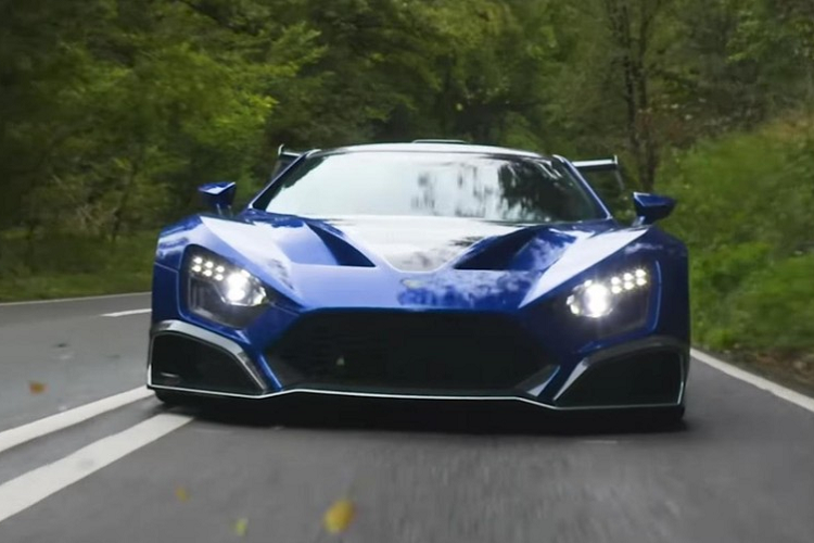 Theo ý kiến của người đánh giá Mat Watson, Zenvo TSR-S của Đan Mạch cũng có một vài khuyết điểm, ví dụ trọng lượng 1.495 kg của nó có phần hơi nặng dù có sử dụng không ít chất liệu sợi carbon. Thêm nữa, hộp số sàn 7 cấp ly hợp đơn của nó cũng có phần hơi lạc hậu, và không thực lý tưởng khi điều khiển xe trên đường nhựa thông thường.