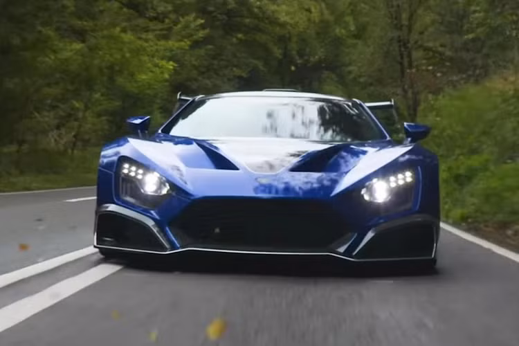 Theo ý kiến của người đánh giá Mat Watson, Zenvo TSR-S của Đan Mạch cũng có một vài khuyết điểm, ví dụ trọng lượng 1.495 kg của nó có phần hơi nặng dù có sử dụng không ít chất liệu sợi carbon. Thêm nữa, hộp số sàn 7 cấp ly hợp đơn của nó cũng có phần hơi lạc hậu, và không thực lý tưởng khi điều khiển xe trên đường nhựa thông thường.