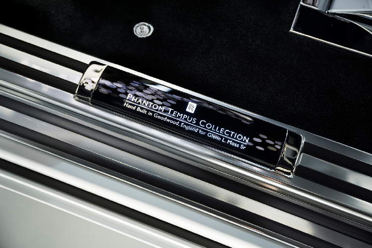Bậc cửa của chiếc xe được khắc dòng chữ “Phantom Tempus Collection – Sản xuất thủ công tại Goodwood, Anh Quốc cho ông Glenn L. Moss Sr”.