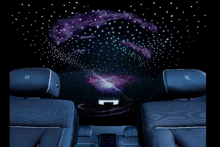 Điểm nổi bật nhất trong thiết kế nội thất của Phantom Tempus là bầu trời sao Bespoke Starlight Headliner với họa tiết trang trí lấy cảm hứng từ sao Pulsar.