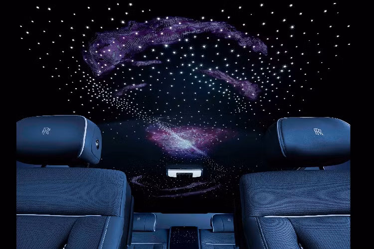 Điểm nổi bật nhất trong thiết kế nội thất của Phantom Tempus là bầu trời sao Bespoke Starlight Headliner với họa tiết trang trí lấy cảm hứng từ sao Pulsar.