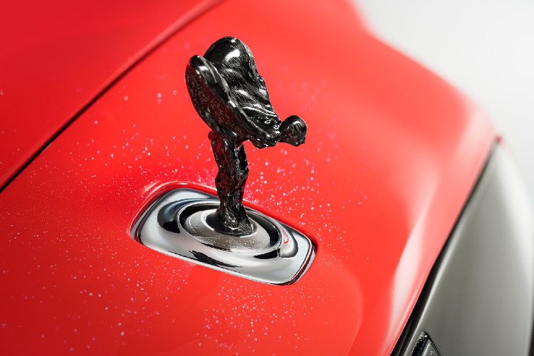 Biểu tượng Spirit of Ecstasy được đúc từ sợi carbon với bề mặt hoàn thiện đen bóng. Bộ mâm của xe được gia cường đến 22 lớp sợi carbon.