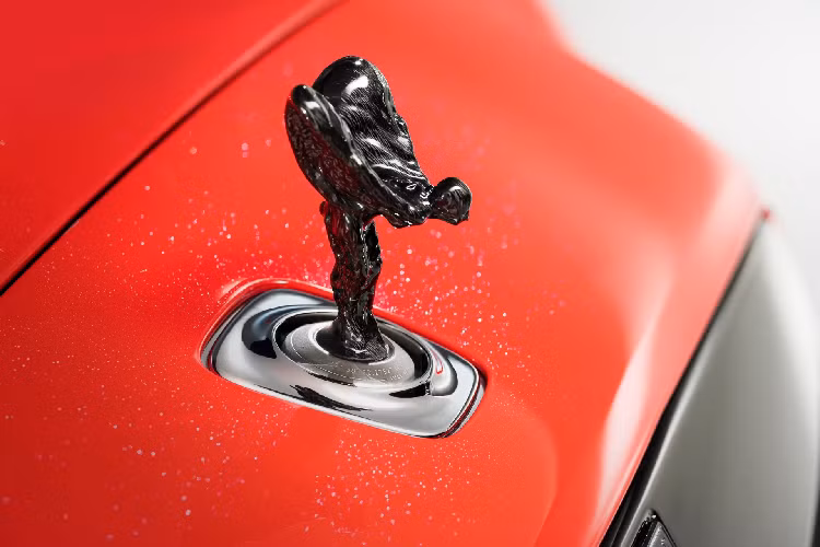 Biểu tượng Spirit of Ecstasy được đúc từ sợi carbon với bề mặt hoàn thiện đen bóng. Bộ mâm của xe được gia cường đến 22 lớp sợi carbon.