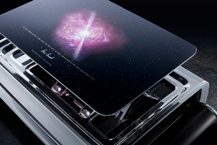 Xe cũng được trang bị bộ rương bảo quản rượu champagne cao cấp với họa tiết sao Pulsar được vẽ thủ công, cùng dòng danh ngôn nổi tiếng của nhà bác học Albert Einstein.