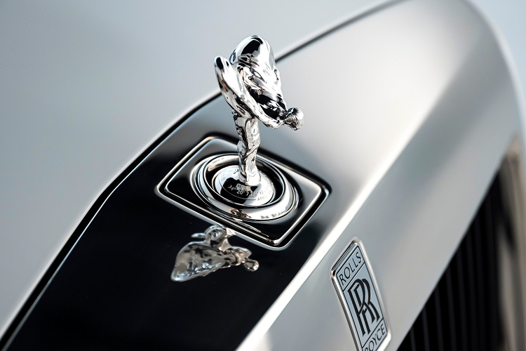 Biểu tượng Spirit of Ecstasy được làm bằng bạc nguyên khối, đồng thời được chạm khắc rõ thời điểm và vị trí mà cặp đôi này gặp nhau và tổ chức đám cưới.