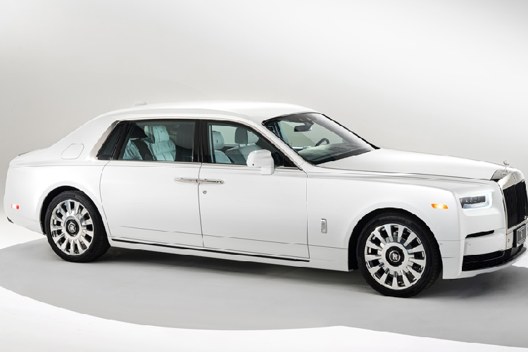 Thay cho màu sơn xanh Kairos Blue đặc trưng của phiên bản Rolls-Royce Phantom Tempus siêu sang, chủ nhân chiếc xe lựa chọn màu ngoại thất Arctic White với hiệu ứng pha lê, cùng các đường coachline được vẽ thủ công màu đen.