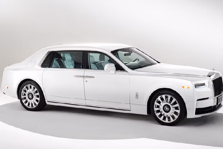 Thay cho màu sơn xanh Kairos Blue đặc trưng của phiên bản Rolls-Royce Phantom Tempus siêu sang, chủ nhân chiếc xe lựa chọn màu ngoại thất Arctic White với hiệu ứng pha lê, cùng các đường coachline được vẽ thủ công màu đen.