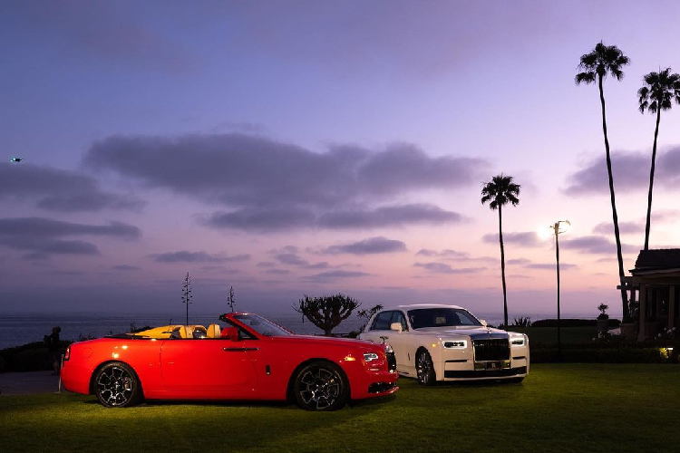 Doanh nhân này còn đặt riêng cho vợ mình một chiếc Rolls-Royce Dawn Black Badge. Chiếc xe có màu ngoại thất Bright Red với hiệu ứng pha lê tương tự như chiếc Phantom Tempus.