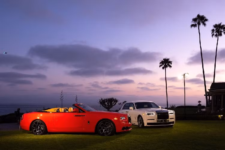 Doanh nhân này còn đặt riêng cho vợ mình một chiếc Rolls-Royce Dawn Black Badge. Chiếc xe có màu ngoại thất Bright Red với hiệu ứng pha lê tương tự như chiếc Phantom Tempus.