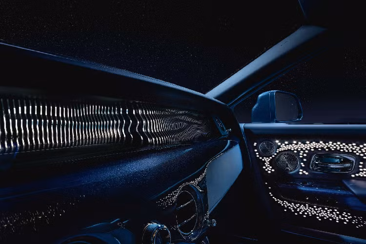 Bảng táp-lô "Gallery" trên phiên bản này được làm từ nhôm nguyên khối và được chế tác thành 100 cột sáng - biểu trưng cho chu kỳ 100 triệu năm của sao Pulsar.