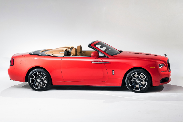 Rolls-Royce Dawn Black Badge sở hữu động cơ V12 dung tích 6.6L, sản sinh công suất 601 mã lực và mô-men xoắn 841 Nm.