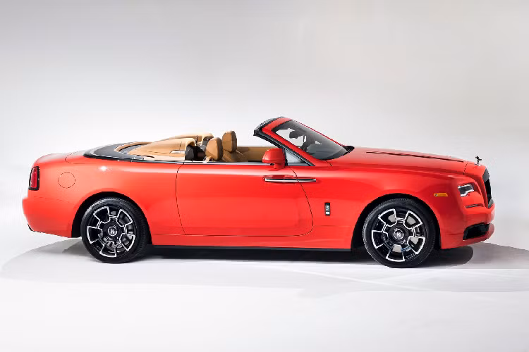 Rolls-Royce Dawn Black Badge sở hữu động cơ V12 dung tích 6.6L, sản sinh công suất 601 mã lực và mô-men xoắn 841 Nm.