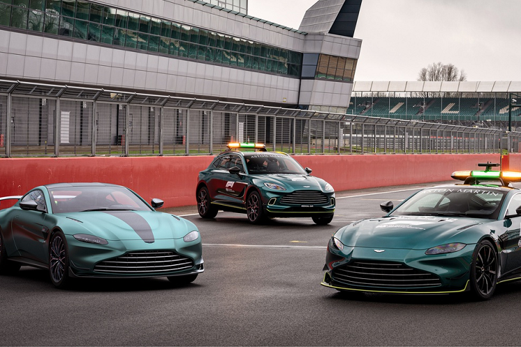 Mô-men xoắn cực đại không thay đổi, vẫn ở mức 685 Nm từ 2.000 đến 5.000 vòng/phút, tuy nhiên xe được cải thiện khả năng tăng tốc và sang số nhanh hơn. Aston Martin Vantage F1 Edition có thể bứt tốc 0-100 km/h trong 3,6 giây (bản roadster là 3,7 giây), tốc độ tối đa 314 km/h (305 km/h trên bản roadster).