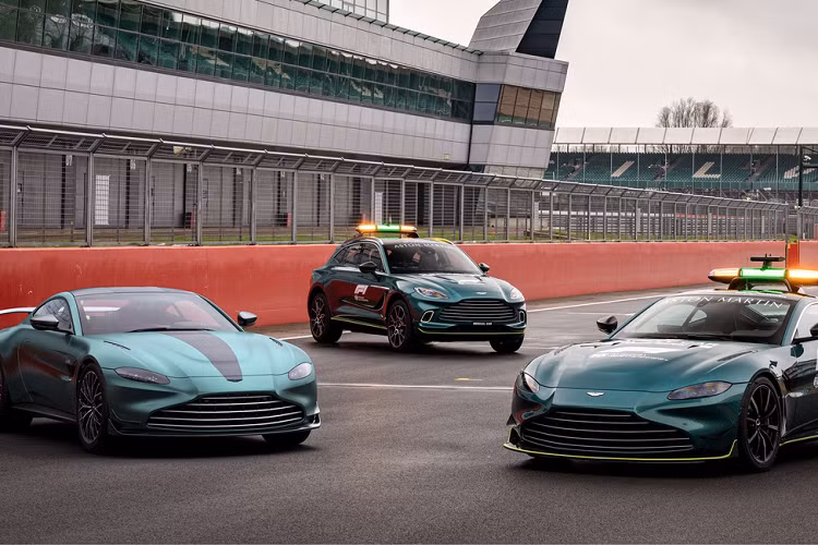 Mô-men xoắn cực đại không thay đổi, vẫn ở mức 685 Nm từ 2.000 đến 5.000 vòng/phút, tuy nhiên xe được cải thiện khả năng tăng tốc và sang số nhanh hơn. Aston Martin Vantage F1 Edition có thể bứt tốc 0-100 km/h trong 3,6 giây (bản roadster là 3,7 giây), tốc độ tối đa 314 km/h (305 km/h trên bản roadster).