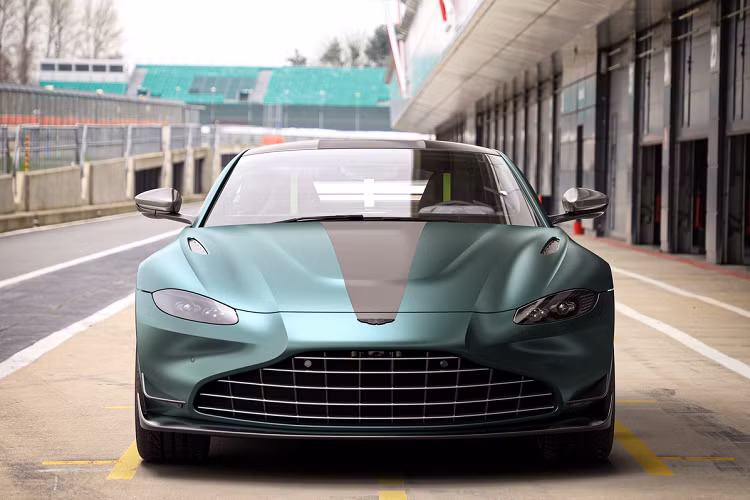 Xe có 2 biến thể là coupe hoặc roadster, giá xe Aston Martin Vantage F1 Edition bán khởi điểm từ 142.000 bảng Anh (196.834 USD - khoảng 4,53 tỷ đồng). Xe sẽ được giao đến tay khách hàng vào cuối tháng 5 năm nay.