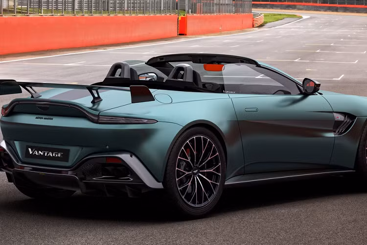 Những nâng cấp khác gồm tăng độ cứng và độ phản hồi nhanh của lò xo phía sau, giúp việc vào cua ổn định và chính xác, đồng thời cũng tăng độ bám đường. Hệ thống lái được sửa đổi nhằm đảm bảo khả năng phản hồi ở phần đầu xe. Vantage F1 Edition cũng là chiếc Vantage đầu tiên được trang bị mâm 21 inch, đi kèm với lốp Pirelli P Zero đặt riêng.