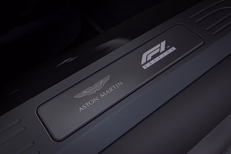 Xe được trang bị hộp số tự động ZF 8 cấp, hệ dẫn động cầu sau cũng được tinh chỉnh, giúp tối ưu hóa khả năng sang số, tăng độ nhạy bén và tính chính xác của cảm giác lái.