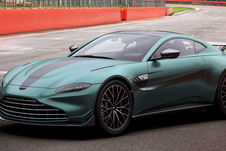 Hãng xe Anh quốc vừa cho ra mắt siêu xe Aston Martin Vantage F1 Edition. Đây là phiên bản kỷ niệm sự trở lại của hãng trong lĩnh vực đua xe thể thao, sau khoảng 6 thập kỷ gián đoạn.