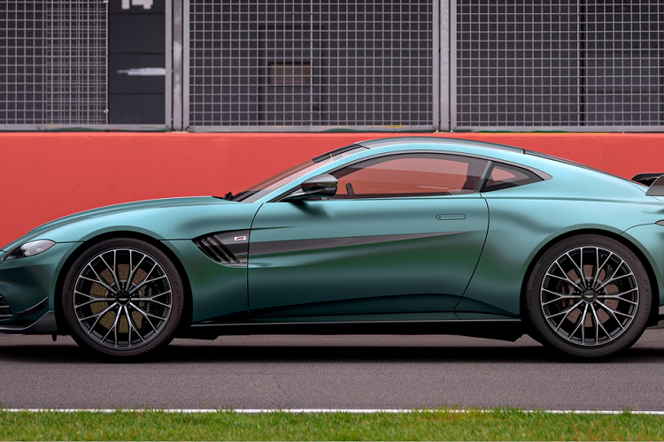 Do đó, Aston Martin Vantage F1 Edition đặc biệt này có những nâng cấp thừa hưởng từ Safety Car, đầu tiên là việc tăng sức mạnh động cơ. Khối động cơ AMG V8 4.0L tăng áp kép có công suất 535 mã lực tại 6.000 vòng/phút, tăng 25 mã lực so với Vantage tiêu chuẩn, khiến nó trở thành chiếc Vantage mạnh mẽ nhất hiện tại.