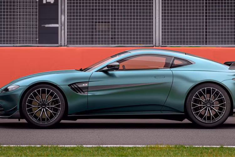 Do đó, Aston Martin Vantage F1 Edition đặc biệt này có những nâng cấp thừa hưởng từ Safety Car, đầu tiên là việc tăng sức mạnh động cơ. Khối động cơ AMG V8 4.0L tăng áp kép có công suất 535 mã lực tại 6.000 vòng/phút, tăng 25 mã lực so với Vantage tiêu chuẩn, khiến nó trở thành chiếc Vantage mạnh mẽ nhất hiện tại.