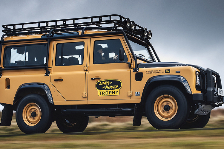 Dòng xe off-road Defender huyền thoại vừa được Land Rover cho ra mắt phiên bản mới với tên gọi Work V8 Trophy. Điểm đặc biệt của phiên bản Land Rover Defender Work V8 Trophy này là chỉ được sản xuất với số lượng hạn chế 25 chiếc, tất cả khách hàng mua xe sẽ được tham gia vào cuộc thi off-road kéo dài 3 ngày tại Lâu đài Eastnor (Anh) vào cuối năm nay.