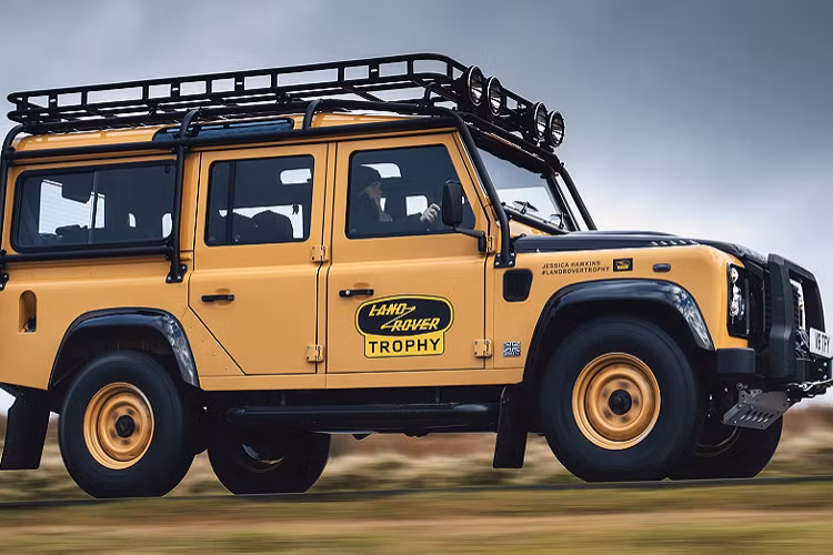 Dòng xe off-road Defender huyền thoại vừa được Land Rover cho ra mắt phiên bản mới với tên gọi Work V8 Trophy. Điểm đặc biệt của phiên bản Land Rover Defender Work V8 Trophy này là chỉ được sản xuất với số lượng hạn chế 25 chiếc, tất cả khách hàng mua xe sẽ được tham gia vào cuộc thi off-road kéo dài 3 ngày tại Lâu đài Eastnor (Anh) vào cuối năm nay.