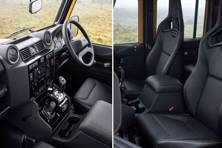 Khác với vẻ bụi bặm bên ngoài, khoang lái của V8 Trophy mang đến cảm giác hiện đại với ghế ngồi thể thao Recaro được bọc da Winsor. Hệ thống giải trí cổ điển trên xe được tích hợp định vị GPS và kết nối điện thoại.