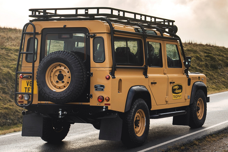 Xe được trang bị tiêu chuẩn mâm thép 16 inch, đi kèm là bộ lốp địa hình Goodyear. Hướng đến các cung đường off-road, các trang bị như giá nóc, tời kéo hay "lỗ mũi" hút gió là phụ kiện không thể thiếu trên V8 Trophy.